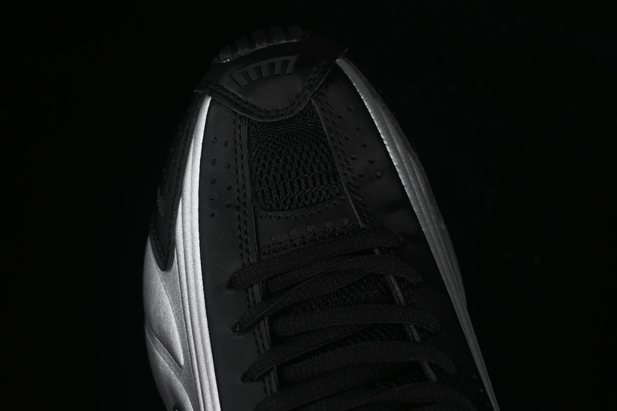 Nike Shox R4, Black / Metallic Silver / Orange: Der futuristische Klassiker mit neuem Glanz