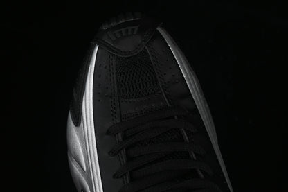Nike Shox R4, Black / Metallic Silver / Orange: Der futuristische Klassiker mit neuem Glanz