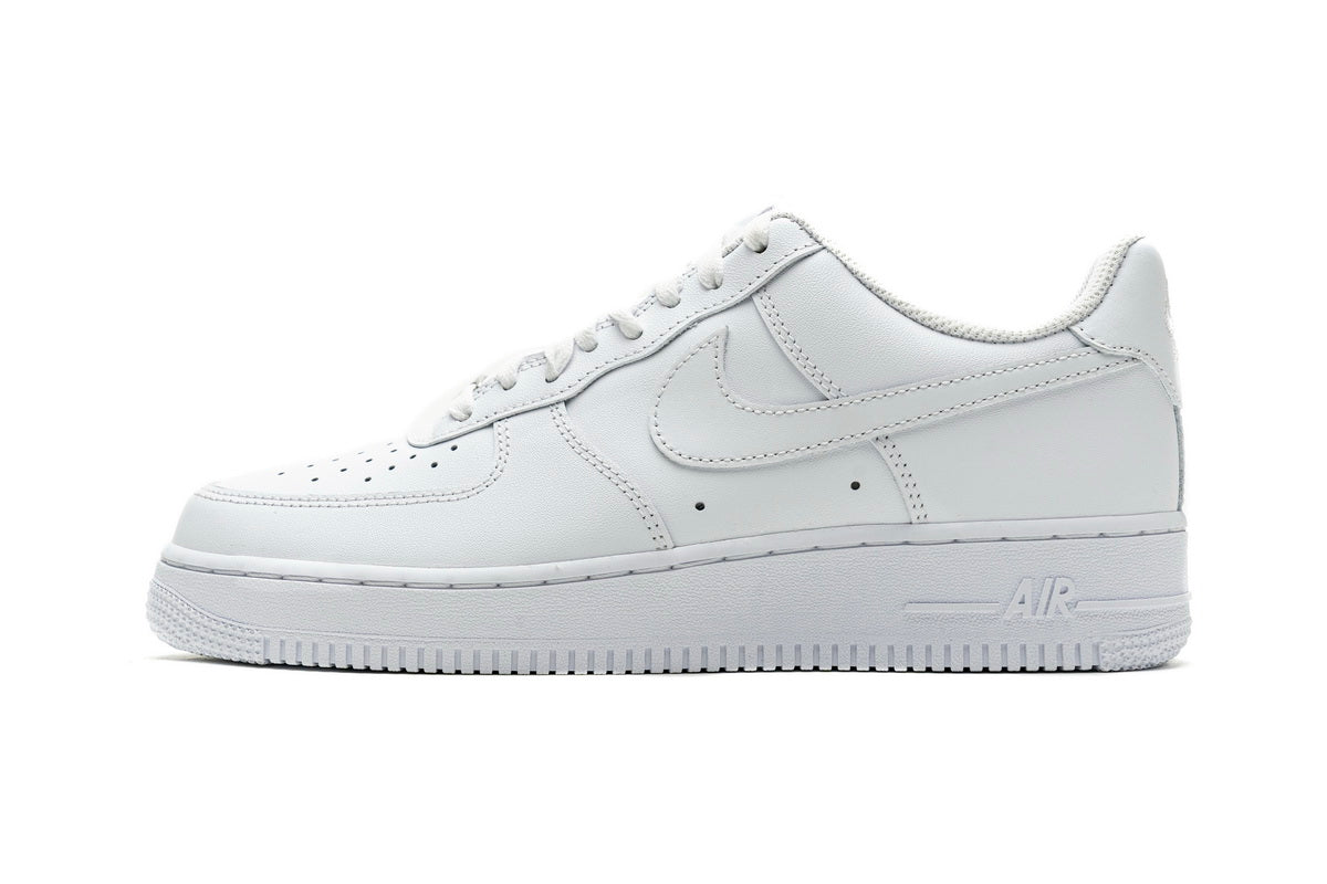 Nike Air Force 1 Low Triple White, one