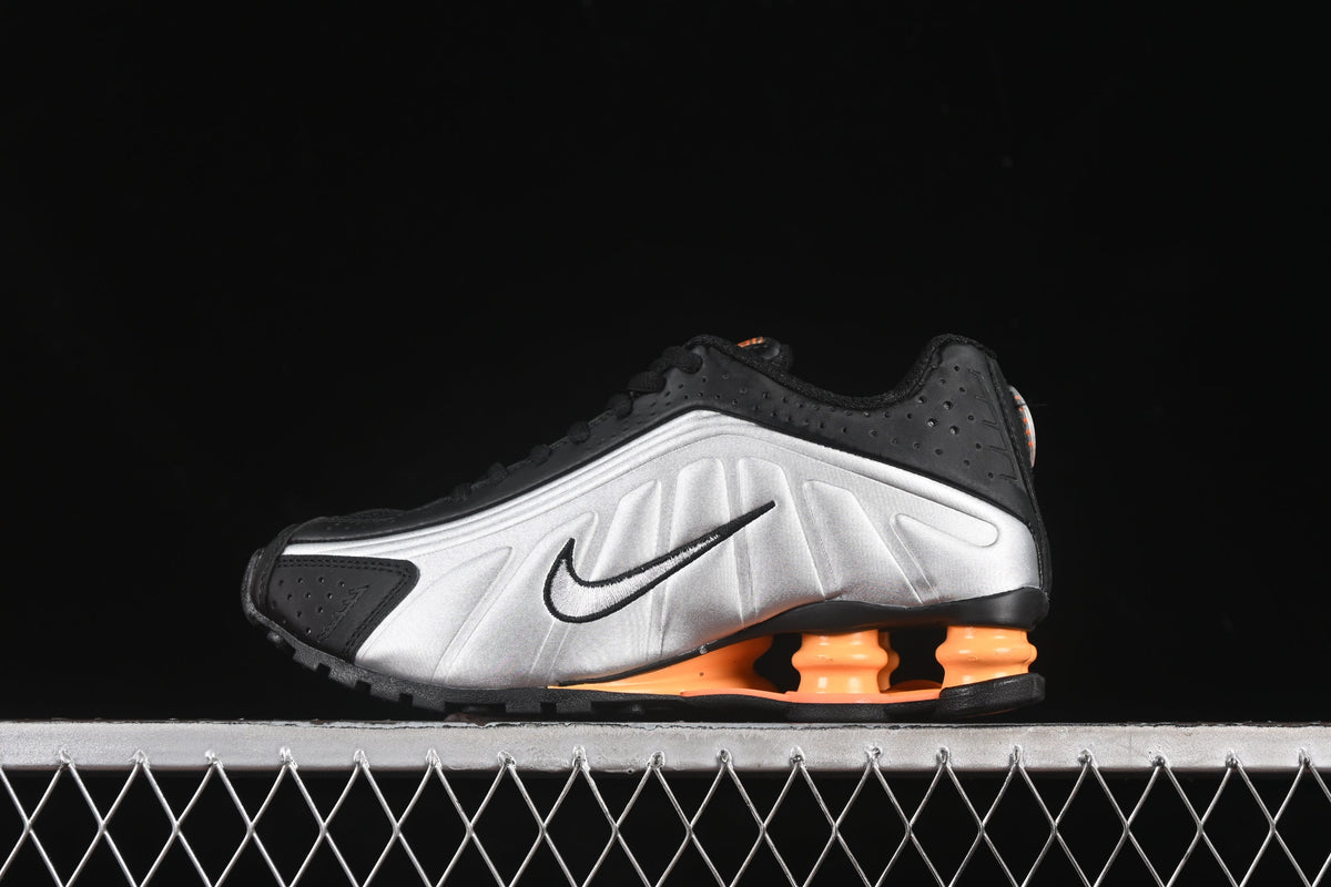 Nike Shox R4, Black / Metallic Silver / Orange: Der futuristische Klassiker mit neuem Glanz