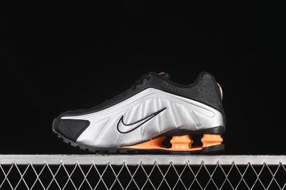 Nike Shox R4, Black / Metallic Silver / Orange: Der futuristische Klassiker mit neuem Glanz