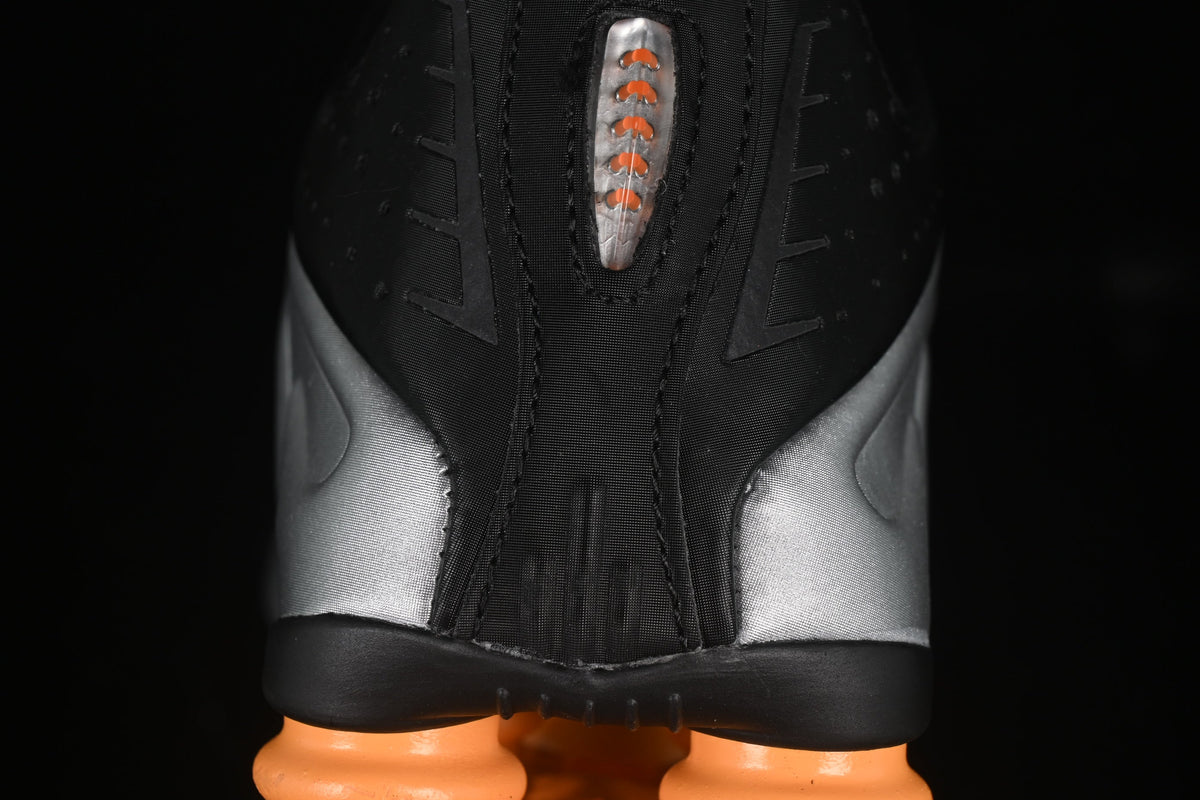 Nike Shox R4, Black / Metallic Silver / Orange: Der futuristische Klassiker mit neuem Glanz