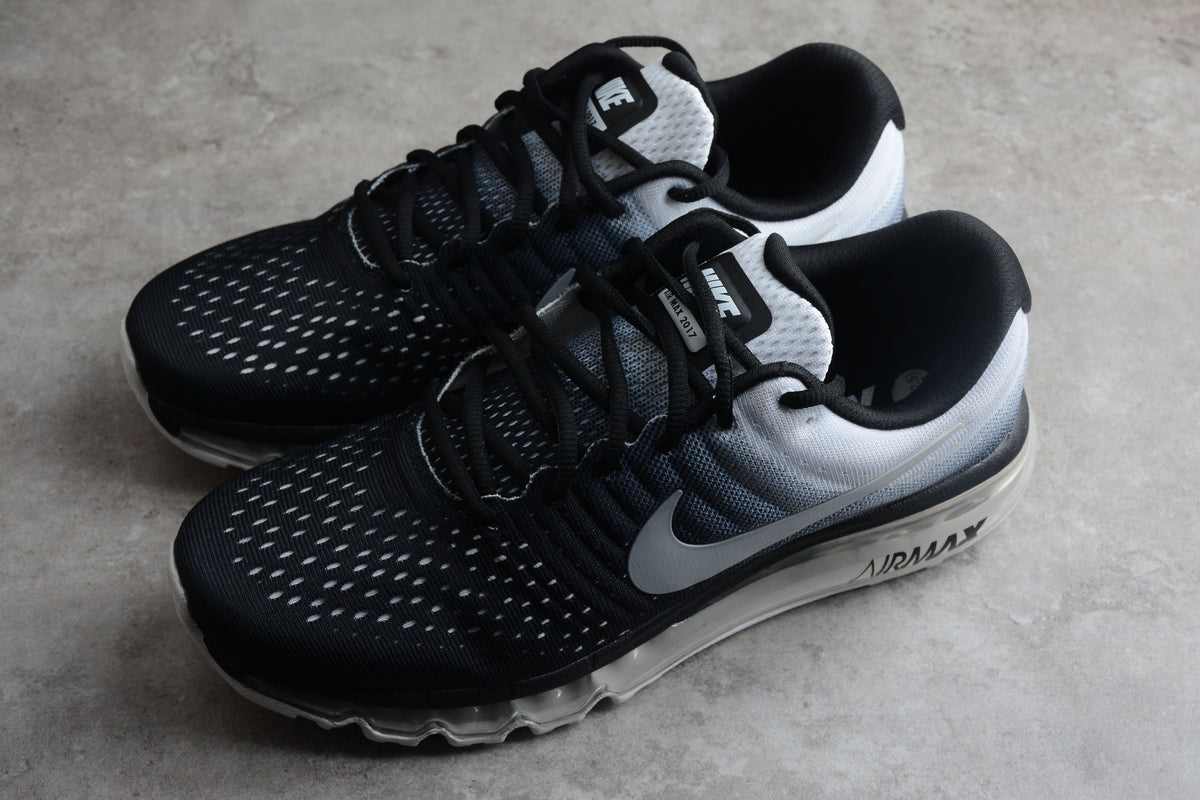 Nike Air Max 2017 in the Black/White-Dark Grey gradient