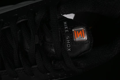 Nike Shox R4, Black / Metallic Silver / Orange: Der futuristische Klassiker mit neuem Glanz