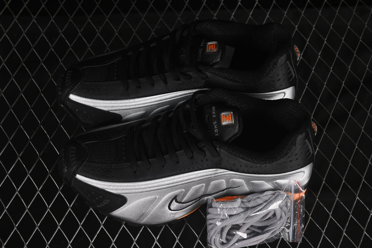 Nike Shox R4, Black / Metallic Silver / Orange: Der futuristische Klassiker mit neuem Glanz