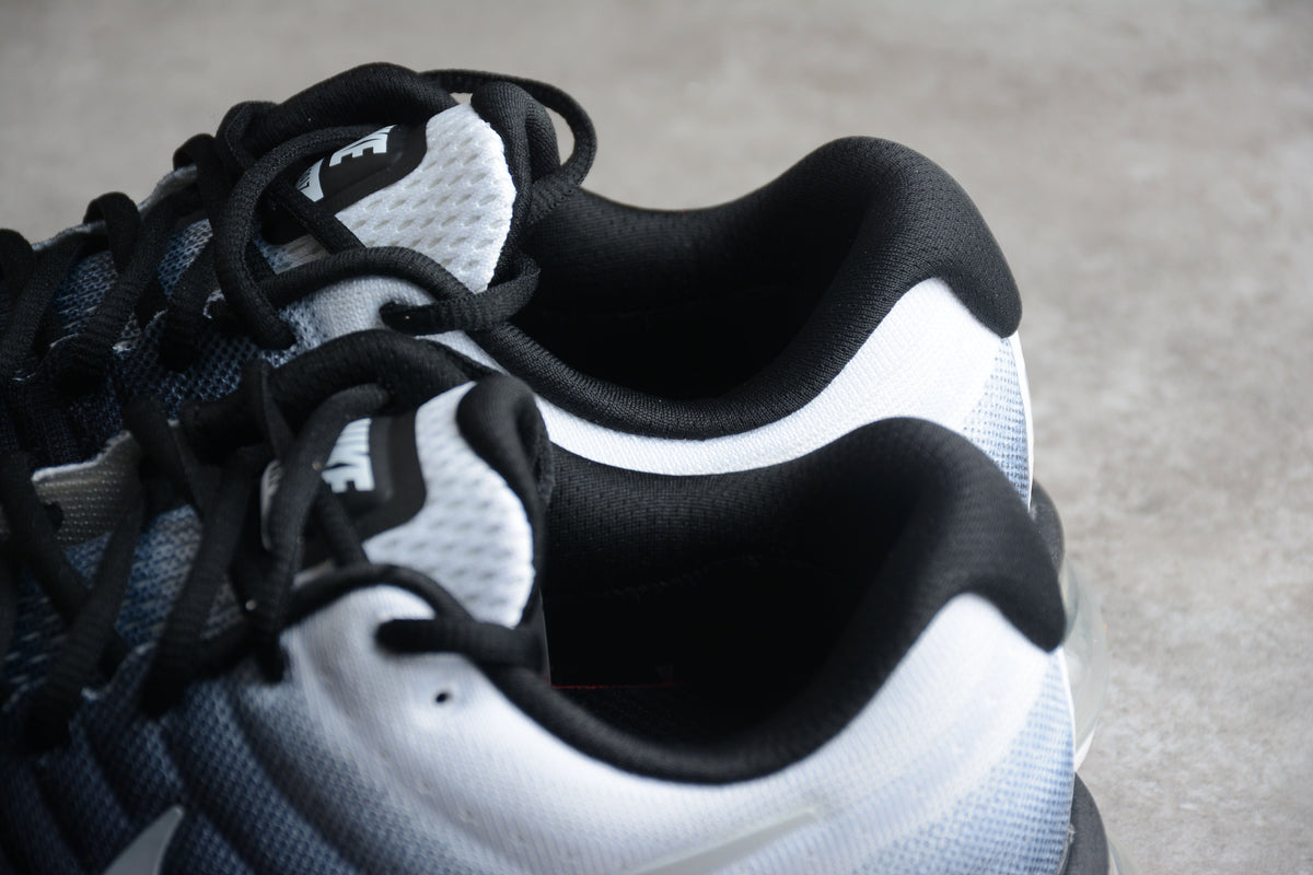 Nike Air Max 2017 in the Black/White-Dark Grey gradient