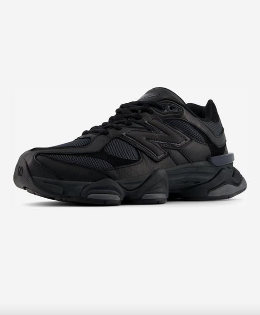 New Balance 9060 Triple Black, der perfekte Sneaker