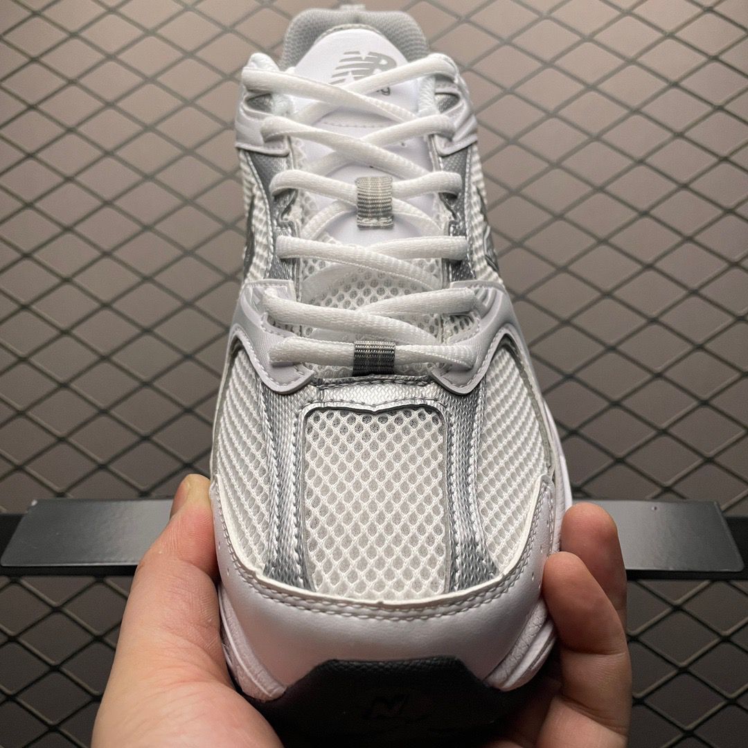 New Balance 530 in White/Silver