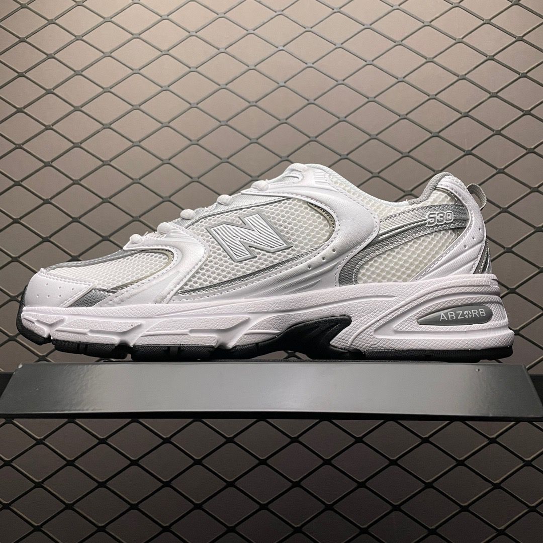 New Balance 530 in White/Silver
