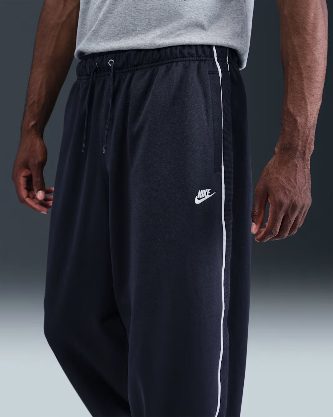 Nike Sportswear Club Oversized track pants made of knitted material (men's)