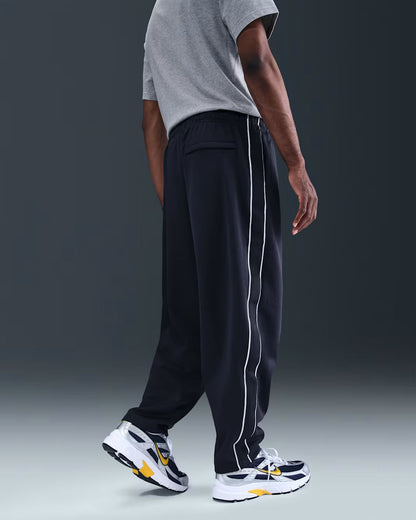 Nike Sportswear Club Oversized track pants made of knitted material (men's)