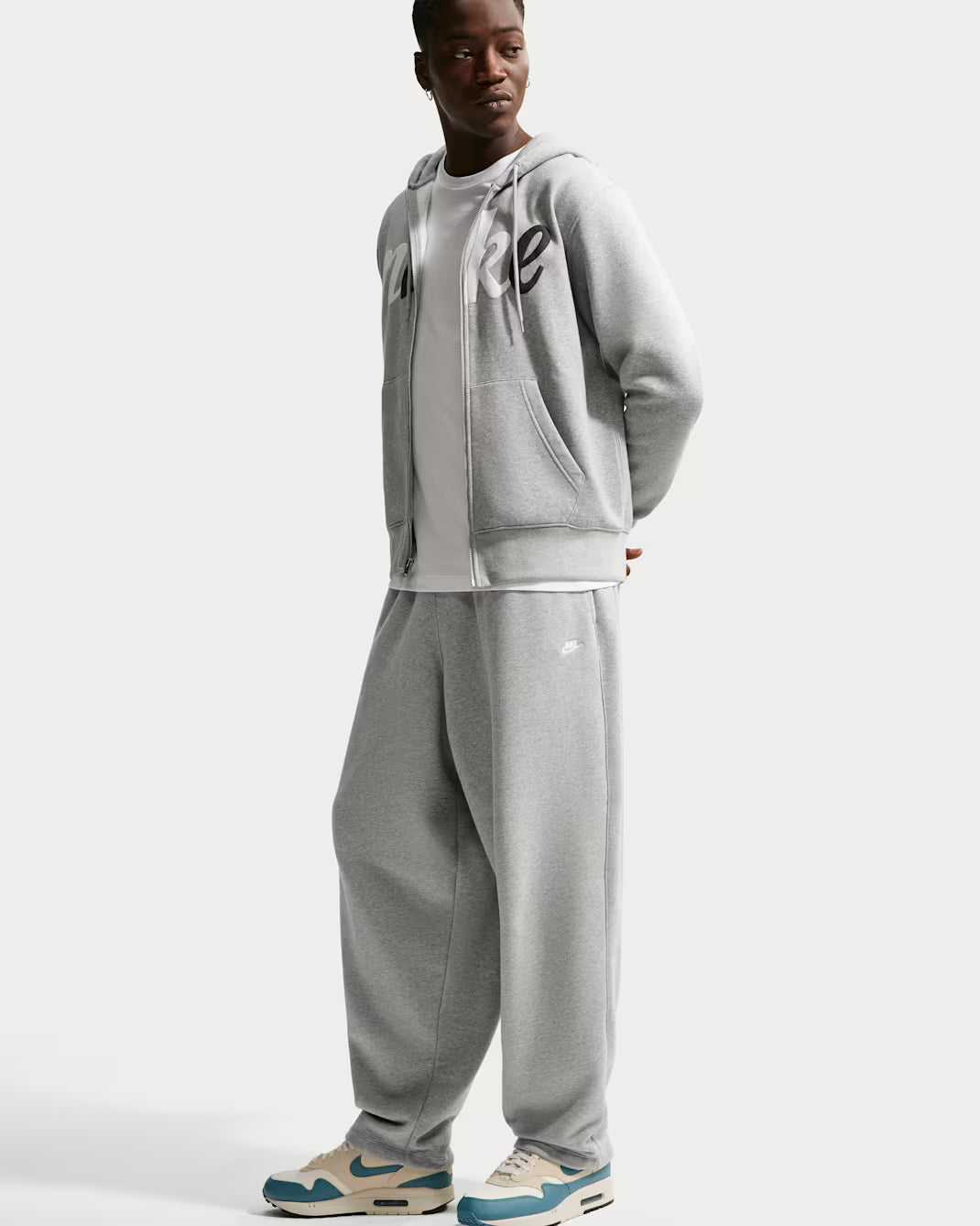Nike Sportswear Club Oversized trousers made of French terry (men's)